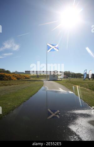 Il campo da golf Trump Turnberry, Ayrshire, Scozia, è uno dei più grandi centri di salvataggio con il Turnberry Hotel sullo sfondo. Bandiera riflessa in un pozze sul percorso Foto Stock