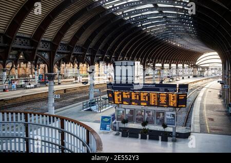 Spazio vuoto (gennaio 2021) durante il blocco di Coronavirus, York Station, York, Regno Unito Foto Stock