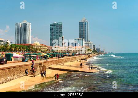 Colombo Galle si trova di fronte allo skyline e alla Promenade in blu turchese oceano indiano Foto Stock