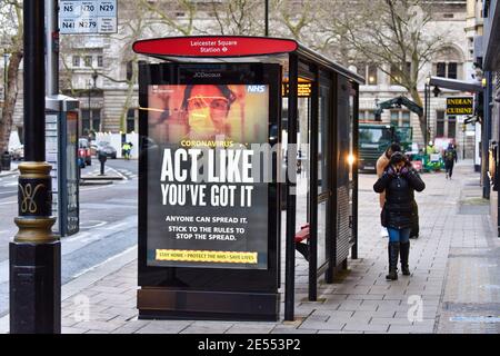 Londra, Regno Unito. 26 gennaio 2021. Un poster di Coronavirus, "Act like you've got it" visto alla stazione di Leicester Square.England rimane sotto blocco mentre il governo combatte per tenere sotto controllo la pandemia di coronavirus. Credit: SOPA Images Limited/Alamy Live News Foto Stock