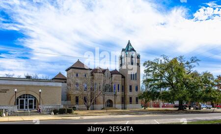 Prattville, Alabama, USA - 28 gennaio 2017: Vista panoramica del tribunale della contea di Autauga con l'annesso con un cielo blu drammatico con le nuvole. Foto Stock