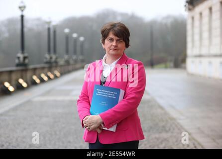 Il primo ministro Arlene Foster ha parlato ai media di Stormont dopo la pubblicazione del rapporto di ricerca sulle case madre e bambino e le lavanderie di Maddalena nell'Irlanda del Nord. Data immagine: Martedì 26 gennaio 2021. Foto Stock