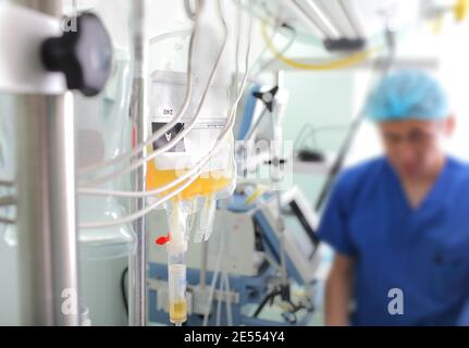 Assistenza infermieristica generale in terapia intensiva. Foto Stock
