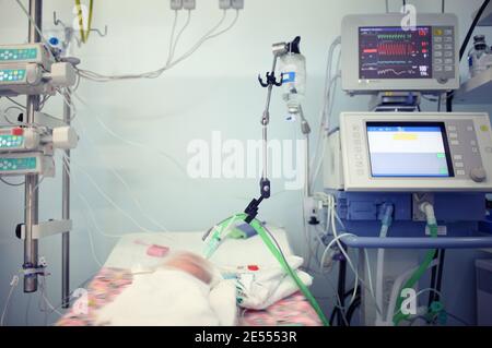 Bambino nell'unità di terapia intensiva neonatale. Foto Stock