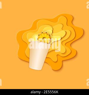Tazza di carta con succo di spruzzo. Una raffica di succo di ananas in strati sparsi su sfondo giallo e un pezzo di succosa ananas in stile cartaceo Foto Stock