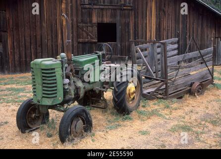 Fienile del XIX secolo con trattore (fienile più antico della contea di Jackson), storica fattoria di Hanley, Jackson County, Oregon Foto Stock