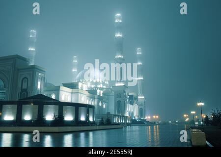 Vista notturna della moschea della città. Foto Stock