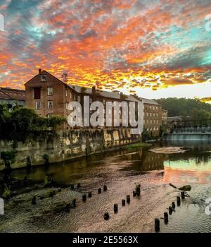 Prattville, Alabama, Stati Uniti d'America - 6 ottobre 2016: Prattville Gin Company e Autauga Creek con un tramonto spettacolare e paesaggio nuvoloso. Foto Stock