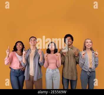 Interessante offerta da parte degli studenti, grande annuncio e consigli degli alunni moderni Foto Stock