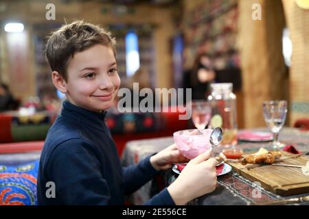 Ritratto del bambino che mangia gelato al ristorante Foto Stock