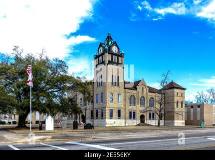 Prattville, Alabama, USA - 28 gennaio 2017: Vista panoramica del tribunale della contea di Autauga con cielo parzialmente nuvoloso. Foto Stock