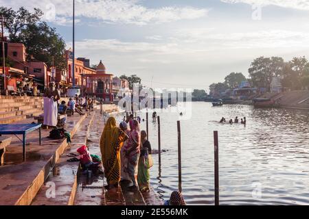 Chitrakoot, Madhya Pradesh, India : UN gruppo di donne si trova sulle scale di Ranghat sul fiume Mandakini dove durante il periodo di esilio Lord Rama, Foto Stock