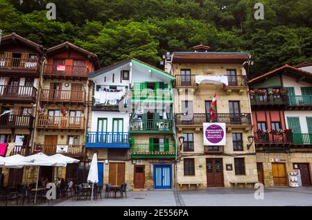 Pasajes, Gipuzkoa, Paesi Baschi, Spagna - 17 luglio 2019 : colorate case di pescatori nella piazza Santiago di Pasajes de San Juan. Municipio e in Foto Stock