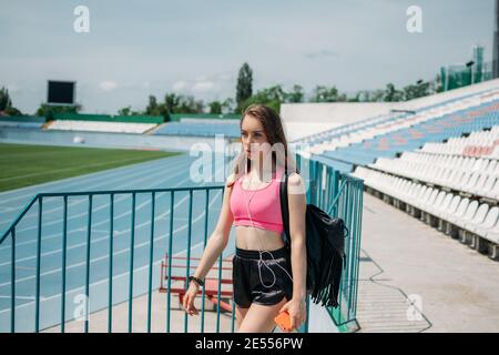 Teen Fitness, attività fisica per gli adolescenti. Giovane ragazza sportiva con allenamento, corsa, facendo esercizi allo stadio Foto Stock