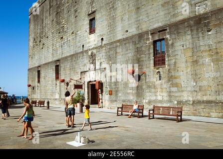 Hondarribia, Gipuzkoa, Paesi Baschi, Spagna - 18 Luglio 2019 : i visitatori si trovano fuori dal castello di Carlo V nella piazza principale di Plaza de Armas, all'interno del Foto Stock