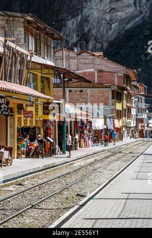 Negozi e ristoranti nei pressi di binari del treno, Machu Picchu Pueblo (fka Aguas Calientes), Cusco, Perù Foto Stock