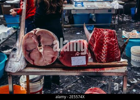 Pezzi di pesce spada in vendita sul famoso vecchio mercato del pesce chiamato La Pescheria nella città di Catania, est della isola di Sicilia, Italia Foto Stock