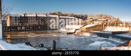 Prattville, Alabama, USA - 9 dicembre 2017: Storica Pratt Cotton Gin Company e versamento nel centro di Prattville dopo una neve rara in Alabama. Foto Stock