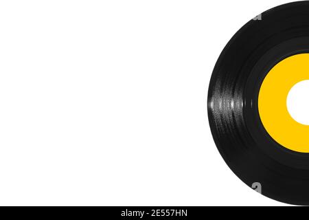 Disco singolo da 45 giri/min in vinile sul bordo destro su sfondo bianco con spazio di copia Foto Stock