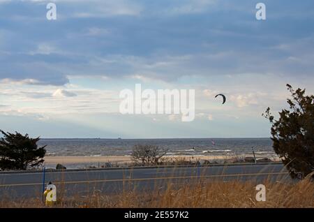 Kite surf nelle acque fredde di Sandy Hook Bay, New Jersey, in un pomeriggio di wintry -03 Foto Stock