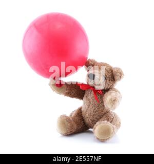 Piccolo orsacchiotto marrone che gioca con palloncino rosso Foto Stock