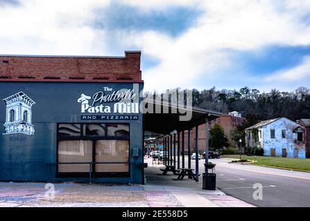 Prattville, Alabama, USA - 28 gennaio 2017: Vista del Prattville Pasta Mill e Pizzaria guardando indietro verso la storica Daniell Pratt Cotton Gin Co Foto Stock