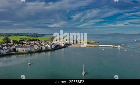 Beaumaris colore case al largo degli stretti Menai. Foto Stock