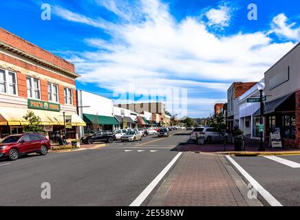 Prattville, Alabama, USA - 28 gennaio 2017: Una vista su Main Street nel centro storico di Prattville. Foto Stock