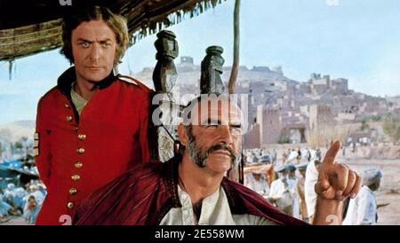 L'UOMO CHE SAREBBE RE 1975 Columbia Pictures film Con Michael Caine a sinistra e Sean Connery Foto Stock