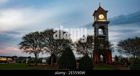 Prattville, Alabama/USA-25 marzo 2018: Web banner immagine della casa orologio torre che domina Prattville al tramonto. Foto Stock