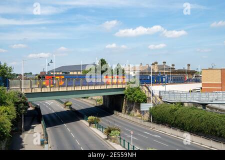 Mansfield stazione ferroviaria piattaforma vuoto blocco non passeggeri persone Robin La stazione della Hood Line si trova a Nottingham, in attesa di un viaggio essenziale sulla piattaforma Foto Stock