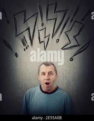 Scioccato uomo di mezza età guardando con ampi occhi aperti e la bocca isolata su fondo grigio parete. Uomo anziano sorpreso, espressione stupita. Luce Foto Stock