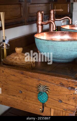 Dettagli del bagno, lavandino in rame e tavolo in legno, appendiabiti Foto Stock