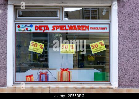 12 novembre 2020, Meclemburgo-Pomerania occidentale, Wittenburg: Nella finestra del negozio 'Deja Spielwaren' è informato sui prezzi ridotti. Gestisce il suo negozio di giocattoli dall'ottobre 1992. A causa del calo delle vendite, il negozio chiuderà il 31 dicembre 2020. Ora la vendita di liquidazione è in esecuzione nel negozio di 120 metri quadrati e i restanti articoli sono offerti con prezzi fortemente ridotti. Foto: Jens Büttner/dpa-Zentralbild/ZB Foto Stock