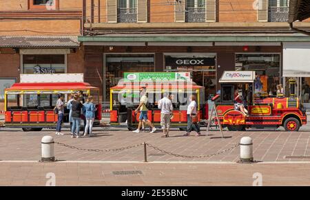Bologna, Italia - 16 giugno 2019: Treno turistico rosso in Via a Bologna, Italia. Foto Stock