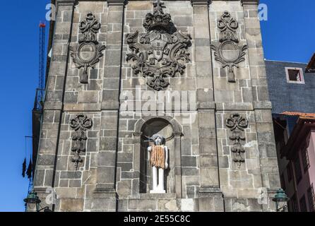 Vicino a fontana monumentale (Fonte da Ribeira) con un San Giovanni Battista statua sulla Ribeira Square nella città di Porto, la seconda più grande città in Portogallo Foto Stock