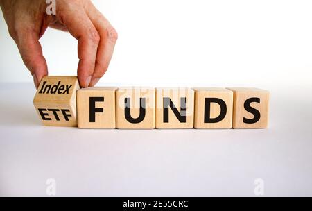 Indice fondi rispetto al simbolo ETF. Businessman trasforma un cubo e cambia le parole 'ETF' in 'Index funds. Splendido sfondo bianco, spazio per la copia. Business e ETF Foto Stock