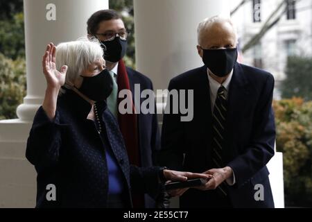 Washington, Stati Uniti. 26 gennaio 2021. Il Segretario del Tesoro Janet Yellen è giurato dal Vice Presidente Kamala Harris (non raffigurato) alla Casa Bianca a Washington, DC il 26 gennaio 2021. Yellen è la prima donna a servire come Segretario del Tesoro. Foto di Yuri Grippas/UPI Credit: UPI/Alamy Live News Foto Stock