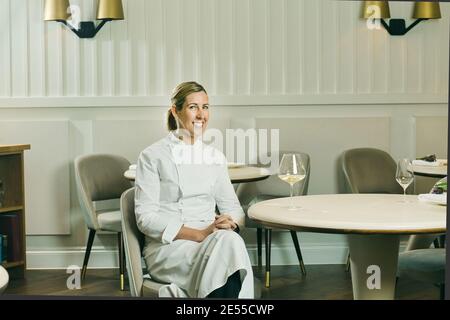 Clare Smyth, chef, propone una fotografia al ristorante Core by Clare Smyth nel quartiere di Notting Hill di Londra UK Foto Stock