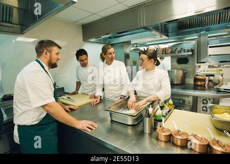 Clare Smyth e il suo team lavorano in cucina al ristorante Core by Clare Smyth nel quartiere di Notting Hill a Londra, Regno Unito Foto Stock