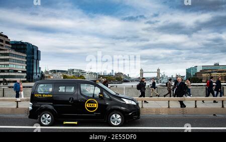 Taxi nero a Londra Foto Stock