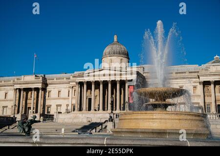Fontana fuori dalla National Gallery a Trafalgar Square, Londra, Regno Unito Foto Stock
