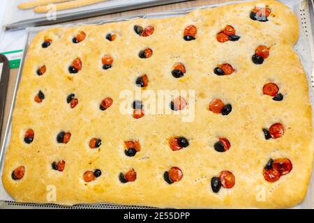 Focaccia pugliese - focaccia appena sfornata con pomodori e. olive Foto Stock