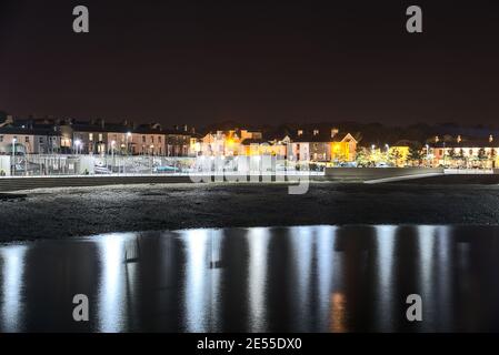 Bella vista notturna di Greystones Harbour Marina con luce riflesso in acqua, Greystones, Co. Wicklow, Irlanda Foto Stock