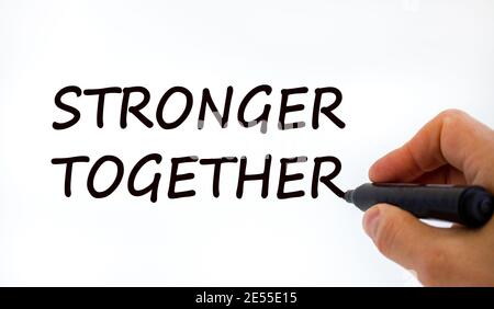 Simbolo di Unione più forte. Uomo d'affari che scrive 'stronger insieme', isolato su sfondo bianco. Business, motivazionale e più forte insieme concetto. Foto Stock