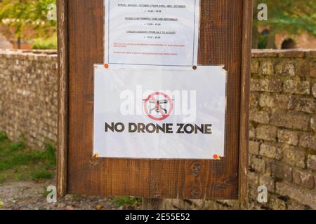 Chiusdino, Italia-7 settembre 2020.UN cartello vicino all'ingresso dei terreni della storica Abbazia di San Galgano avverte i visitatori che non devono utilizzare droni Foto Stock