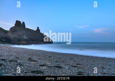 Splendida vista a terra bassa e lunga esposizione delle rovine del castello nero e del mare, South Quay, Corporation Lands, Co. Wicklow, Irlanda. Linea costiera di Wicklow Foto Stock