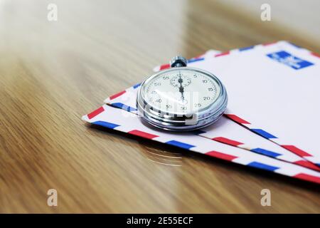 Vecchio cronometro sovietico e buste postali. Casa e ufficio. Foto Stock