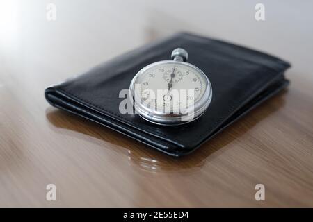 Vecchio cronometro su un portafoglio nero in ufficio. Israele. Foto Stock