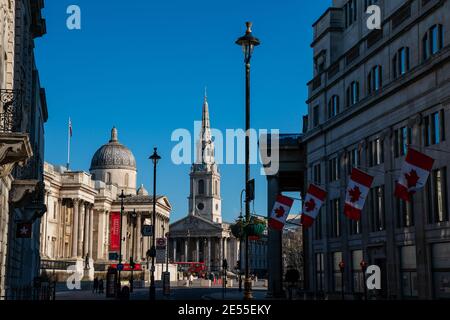 Bandiera delle ambasciate canadesi e National Gallery a Trafalgar Square, Londra, Regno Unito Foto Stock